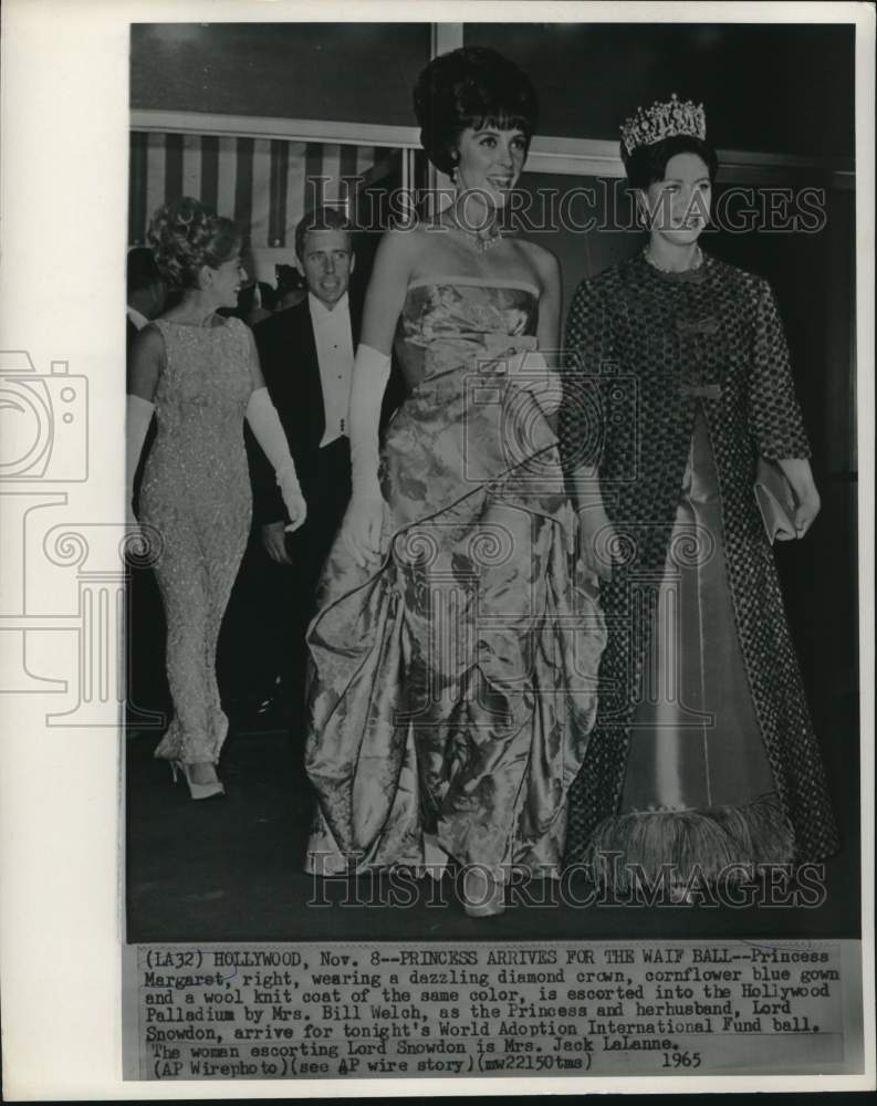 Load image into Gallery viewer, 1965 Press Photo Princess Margaret and Lord Snowdon escorted into Palladium
