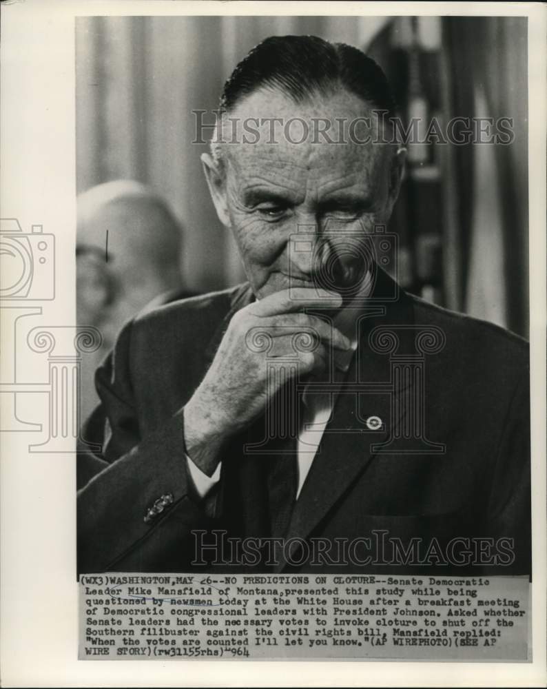 1964 Press Photo Senator Mike Mansfield questioned by newsmen at White House