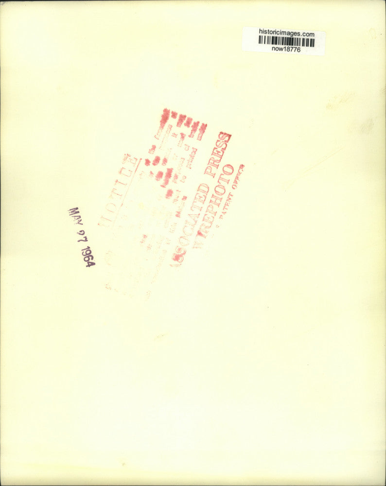 1964 Press Photo Senator Mike Mansfield questioned by newsmen at White House