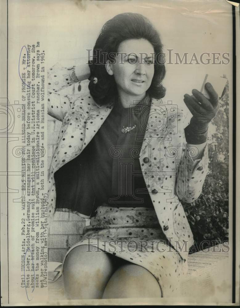 1967 Press Photo Beate Leber of Germany before consulting with attorney in AR