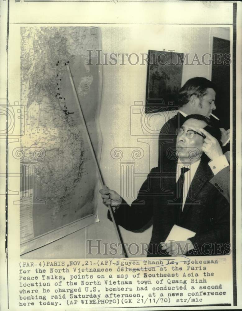 1970 Press Photo Nguyen Thanh Le points on map of U.S. bomb raids in N. Vietnam