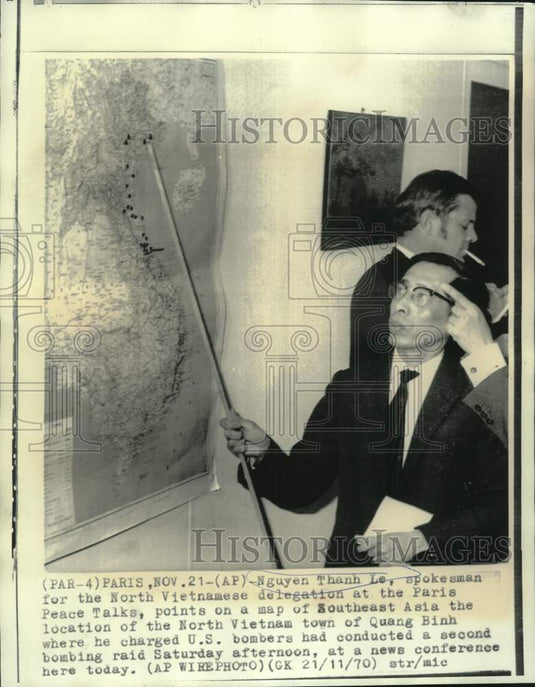 1970 Press Photo Nguyen Thanh Le points on map of U.S. bomb raids in N. Vietnam