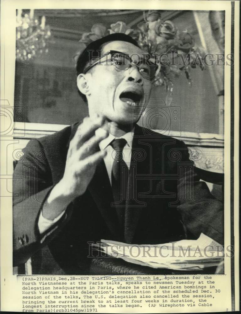 1971 Press Photo North Vietnam's Nguyen Thanh Le speaks with newsmen in Paris