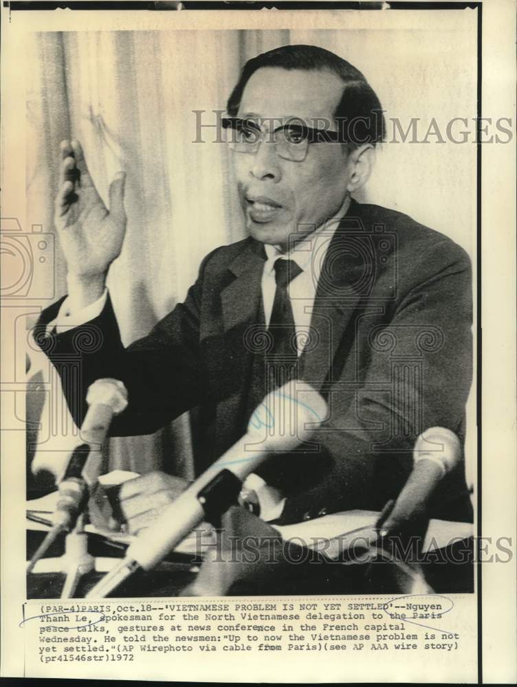 1972 Press Photo Nguyen Thanh Le gestures during Paris news conference