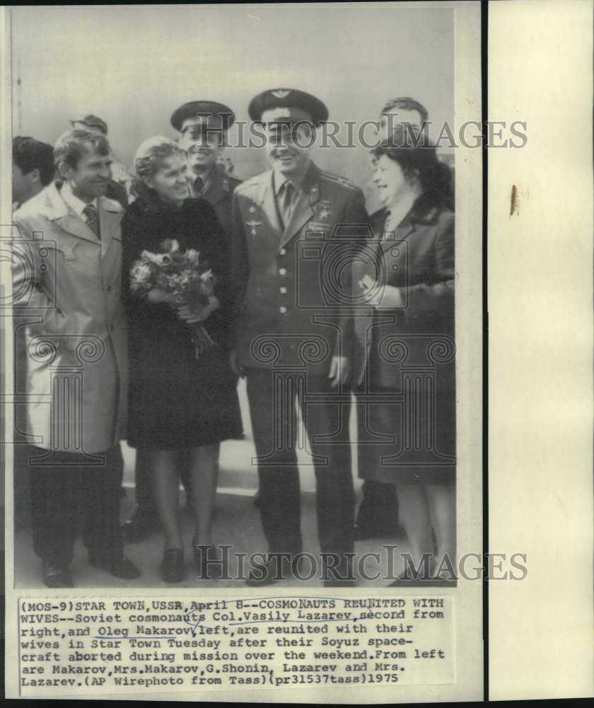 1975 Press Photo Cosmonauts reunited with wives in Star Town, USSR - now18836