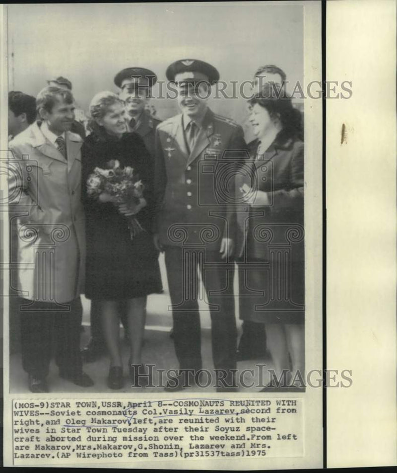 Load image into Gallery viewer, 1975 Press Photo Cosmonauts reunited with wives in Star Town, USSR - now18836
