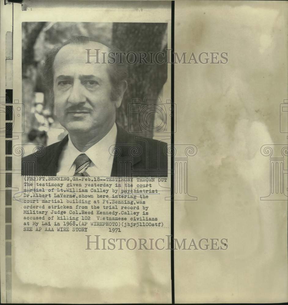 1971 Press Photo Dr. Albert LaVerne entering court martial building - now18852