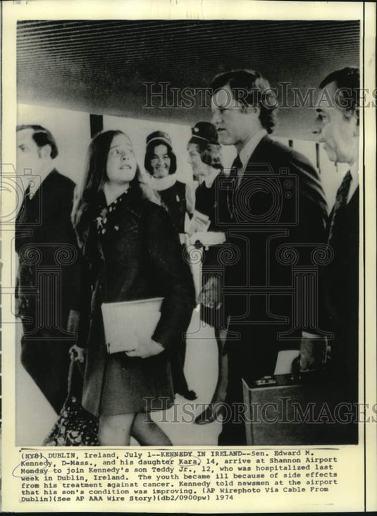 1974 Press Photo Senator Edward Kennedy and Kara arrive at Dublin's Airport