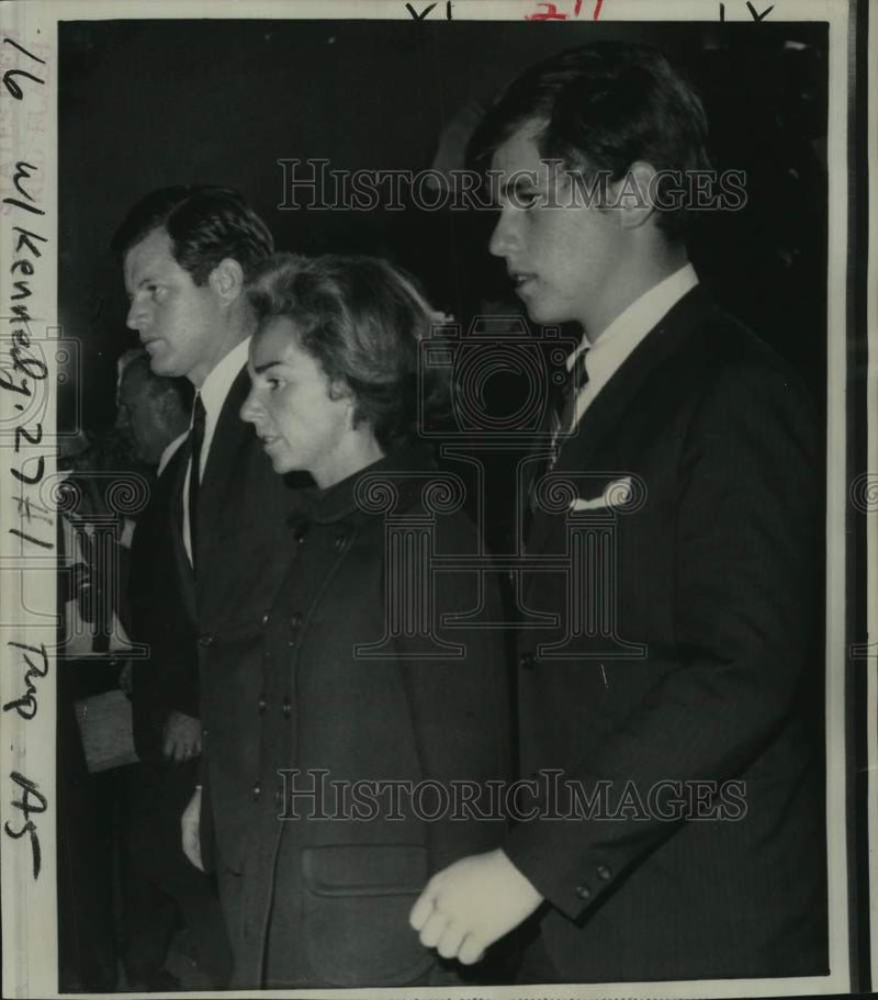 Load image into Gallery viewer, 1968 Press Photo Sen. Edward Kennedy, Mrs. Robert Kennedy and Joseph Kennedy, Jr
