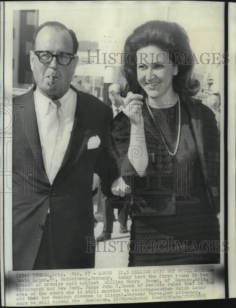 Load image into Gallery viewer, 1967 Press Photo Beate Leber and attorney Raymond Hayes leave Arizona court
