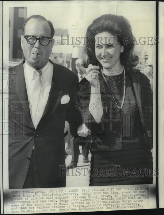1967 Press Photo Beate Leber and attorney Raymond Hayes leave Arizona court