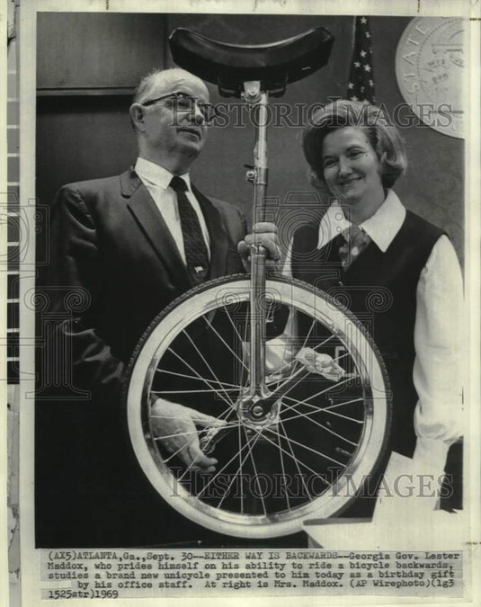 1969 Press Photo Governor and Mrs.Maddox view unicycle birthday gift - now18907