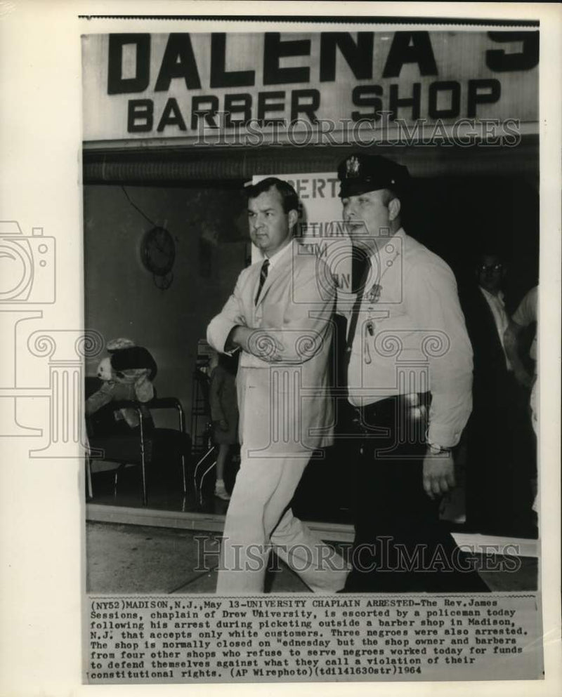 Load image into Gallery viewer, 1964 Press Photo Reverend James Sessions escorted by police after picketing
