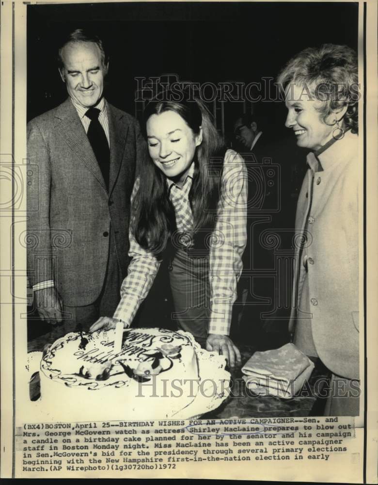 Load image into Gallery viewer, 1972 Press Photo Senator and Mrs. McGovern with Shirley MacLaine on her birthday
