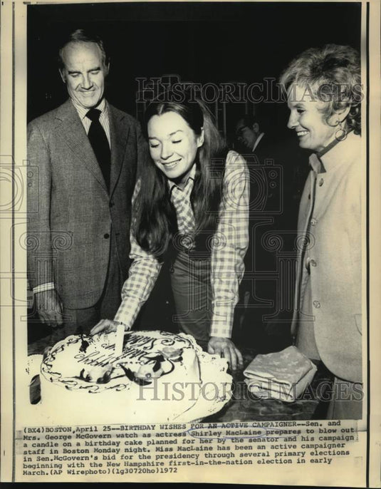 1972 Press Photo Senator and Mrs. McGovern with Shirley MacLaine on her birthday