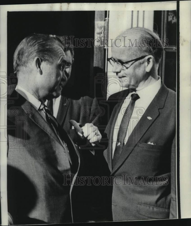 Load image into Gallery viewer, 1968 Press Photo Georgia's Governor Maddox and George Wallace chat in Atlanta
