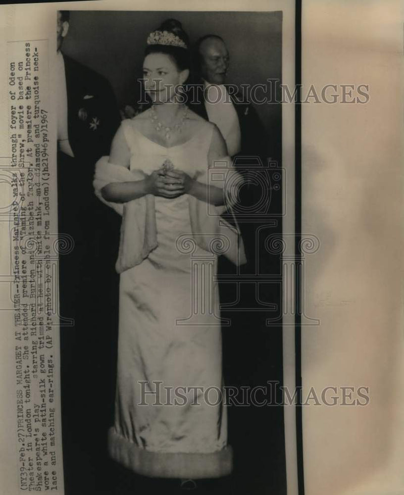 Load image into Gallery viewer, 1967 Press Photo Princess Margaret enters Odeon Theater in London - now19037
