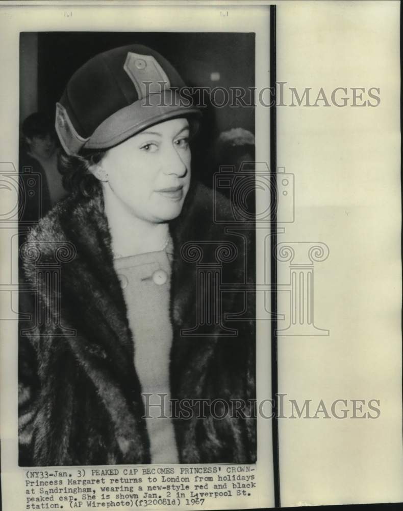 Load image into Gallery viewer, 1967 Press Photo Princess Margaret at Liverpool Street Station wearing cap
