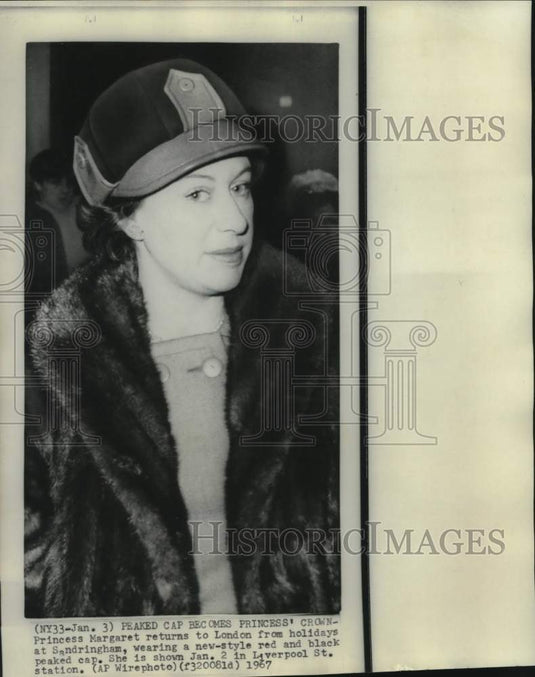 1967 Press Photo Princess Margaret at Liverpool Street Station wearing cap