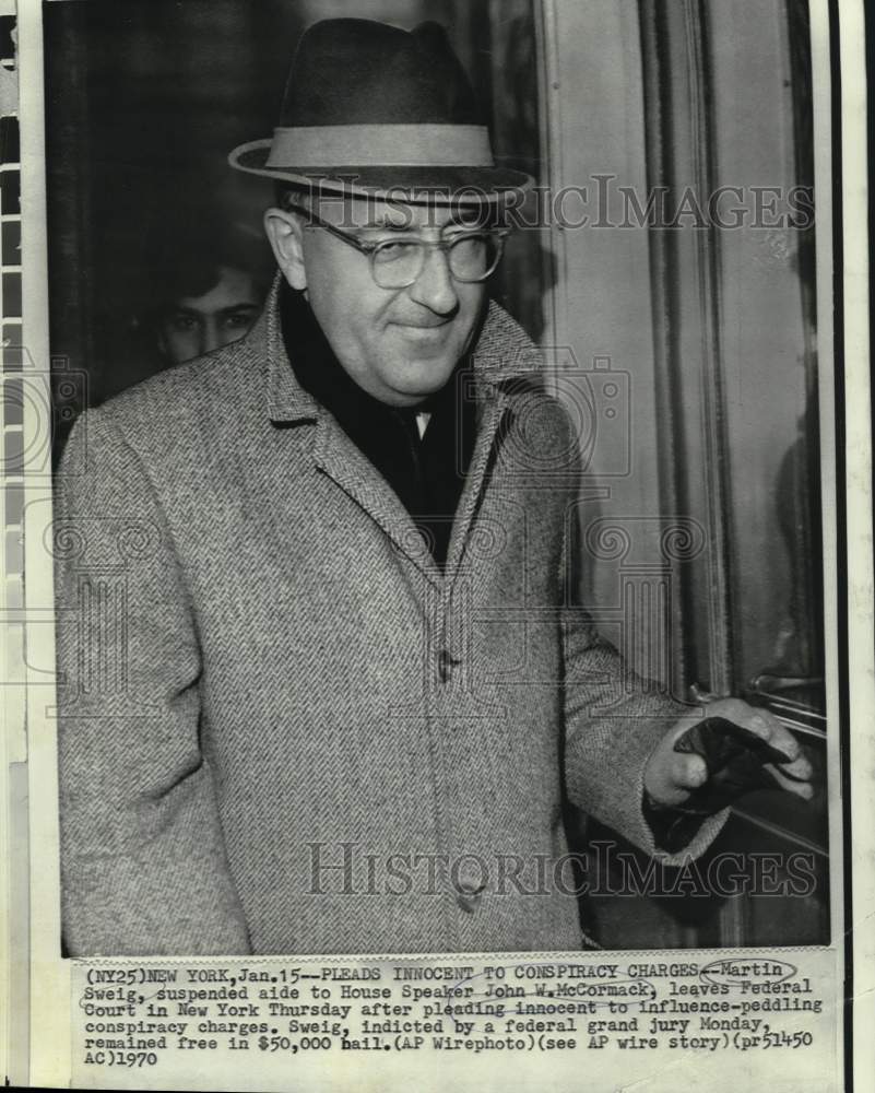1970 Press Photo John McCormack's aide Martin Sweig leaves federal court