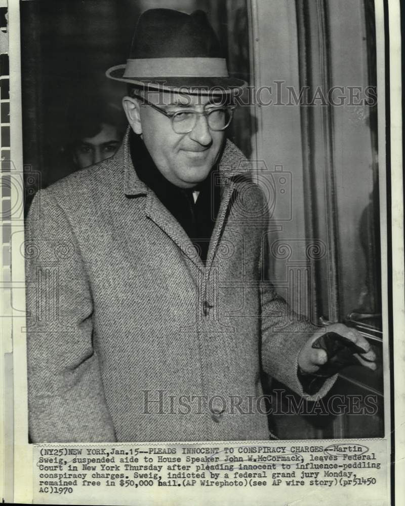 Load image into Gallery viewer, 1970 Press Photo John McCormack's aide Martin Sweig leaves federal court
