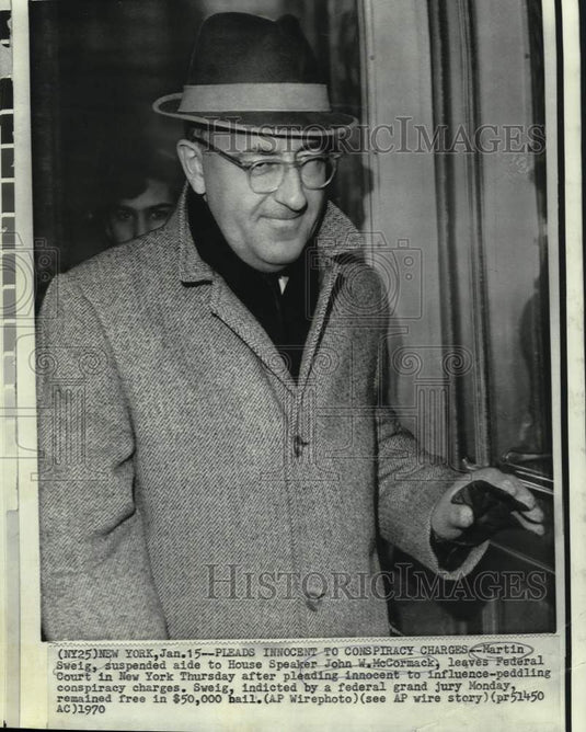 1970 Press Photo John McCormack's aide Martin Sweig leaves federal court
