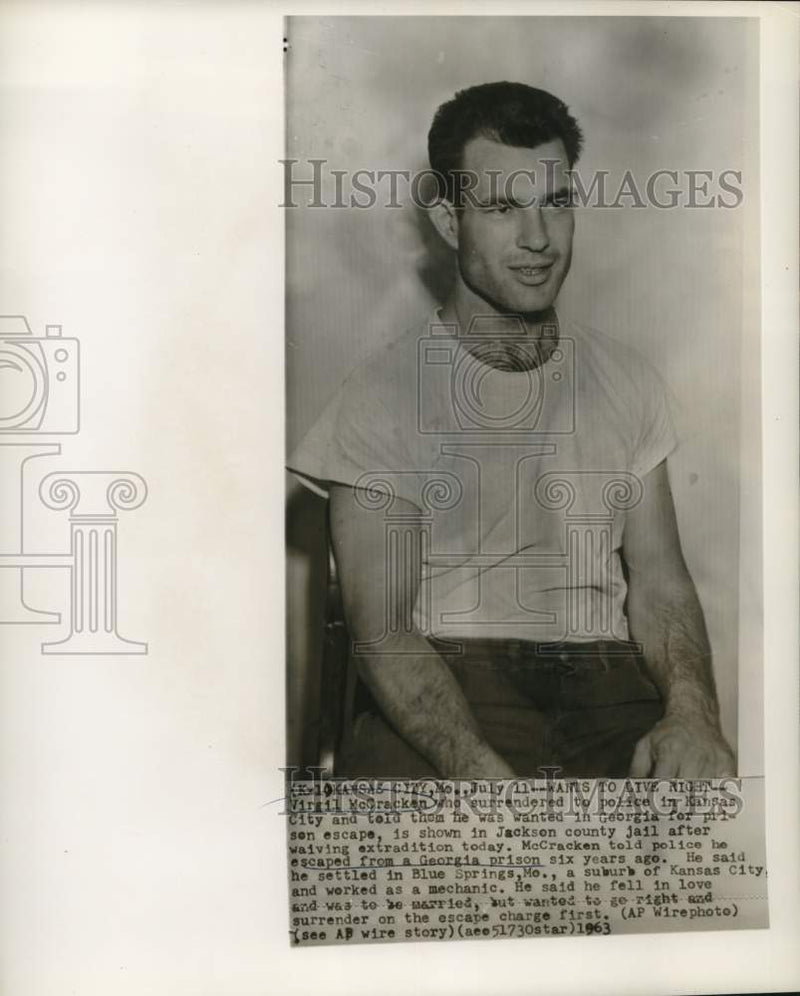 Load image into Gallery viewer, 1963 Press Photo Georgia escapee Virgil McCracken surrenders to Missouri police
