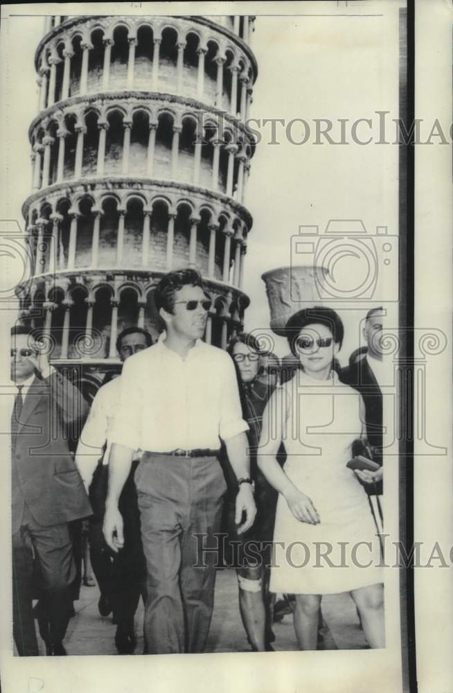 1966 Press Photo Princess Margaret, Lord Snowdon at Leaning Tower of Pisa, Italy