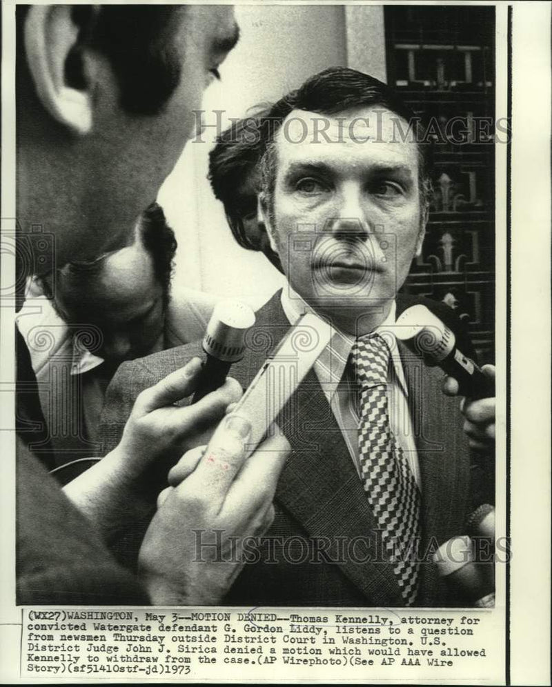 Load image into Gallery viewer, 1973 Press Photo Thomas Kennelly with newsmen at District Court in Washington
