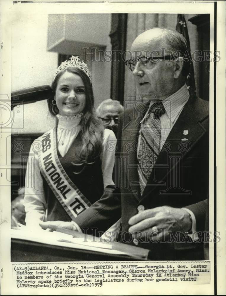Load image into Gallery viewer, 1973 Press Photo Lt. Governor Maddox introduces Sharon McLarty to legislatures
