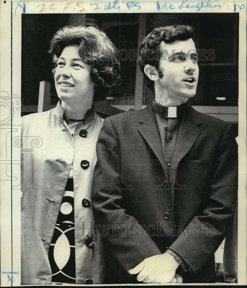Load image into Gallery viewer, Press Photo Neil McLaughlin, Elizabeth McAlister leave federal building, Penn.

