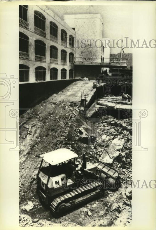 1983 Press Photo Damage repairs to Summerland Hotel, Beirut, Lebanon - now19358