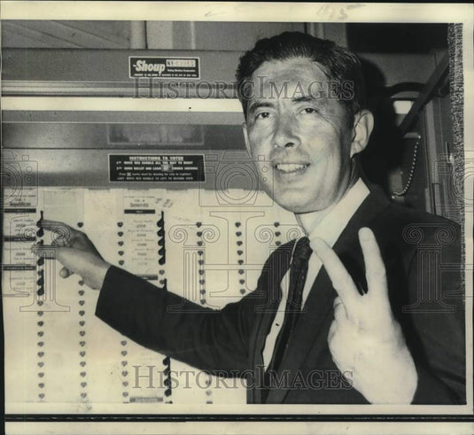 1968 Press Photo Senator John J. Marchi, Republican winner gives victory sign