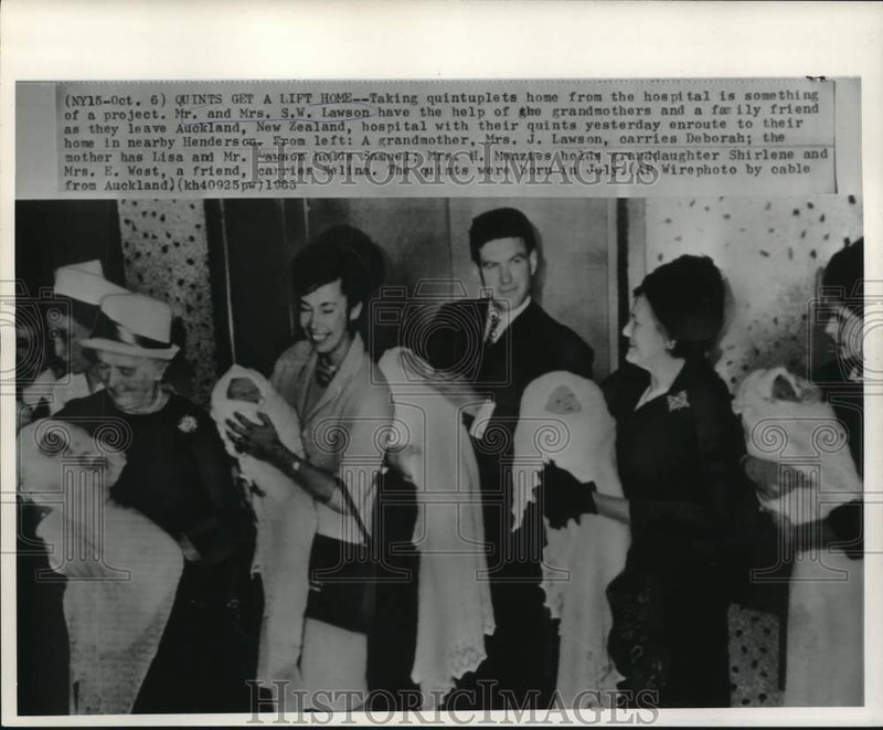 Load image into Gallery viewer, 1965 Press Photo Mr. &amp; Mrs. S.W. Lawson &amp; others with quintuplets, New Zealand
