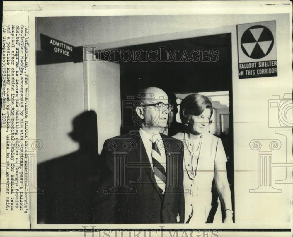 1970 Press Photo Governor Lester Maddox accompanied by wife checks into hospital