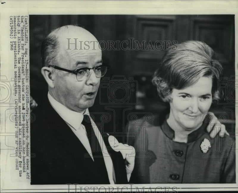 Load image into Gallery viewer, 1968 Press Photo Mrs. Maddox shows off "Maddox for President" button
