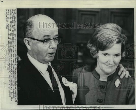 1968 Press Photo Mrs. Maddox shows off "Maddox for President" button
