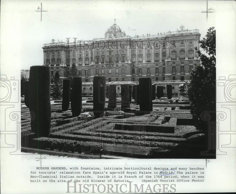Load image into Gallery viewer, 1971 Press Photo Gardens and fountains of Spain's Royal Palace in Madrid.
