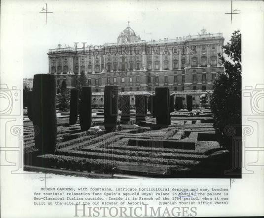 1971 Press Photo Gardens and fountains of Spain's Royal Palace in Madrid.