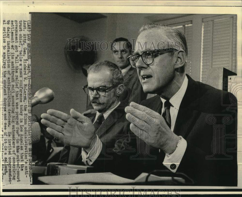 Load image into Gallery viewer, 1969 Press Photo Assistant Attorney General Richard McLaren at news conference
