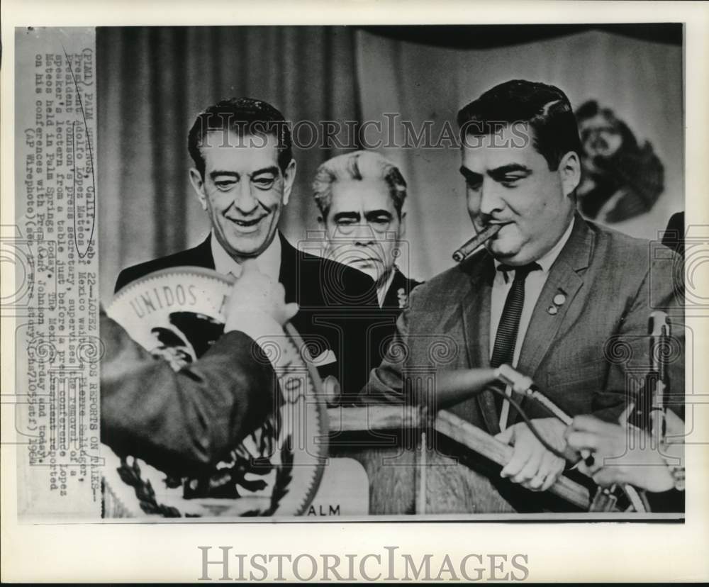 1964 Press Photo Mexico&#39;s President Mateos waits as Salinger removes lectern