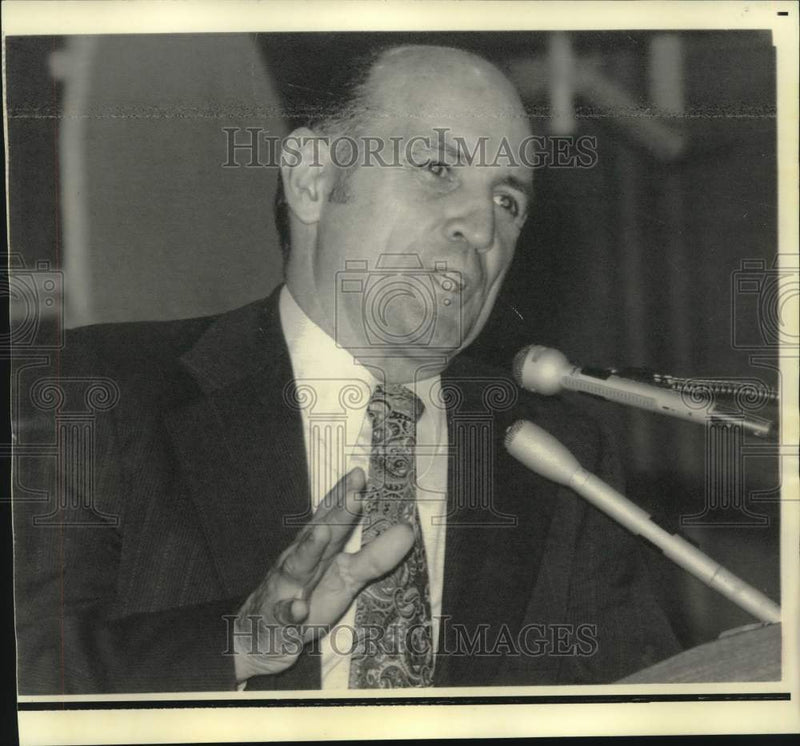 Load image into Gallery viewer, 1974 Press Photo Convicted Watergate conspirator James McCord with newsmen
