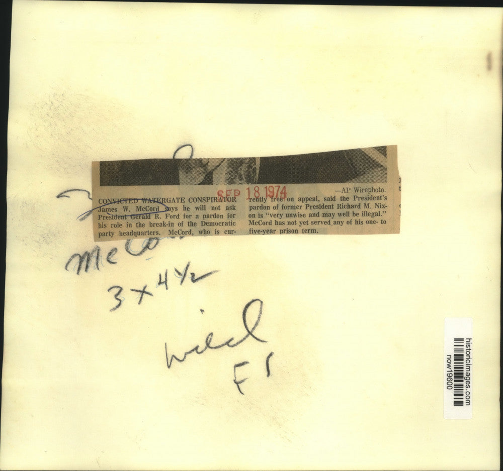 1974 Press Photo Convicted Watergate conspirator James McCord with newsmen