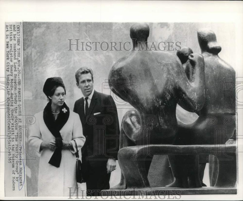 Load image into Gallery viewer, 1965 Press Photo Princess Margaret and Lord Snowdon study sculptor in New York

