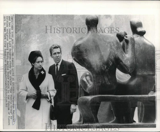 1965 Press Photo Princess Margaret and Lord Snowdon study sculptor in New York