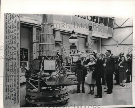 1965 Press Photo Scientists brief Princess Margaret on spacecraft in California