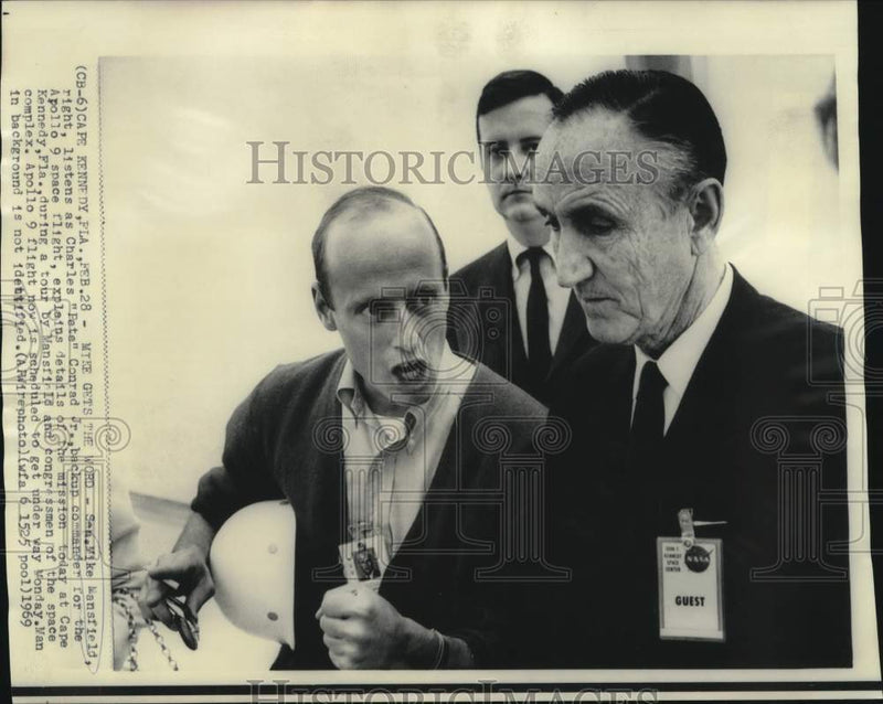 Load image into Gallery viewer, 1969 Press Photo Senator Mike Mansfield gets Cape Kennedy tour by "Pete" Conrad
