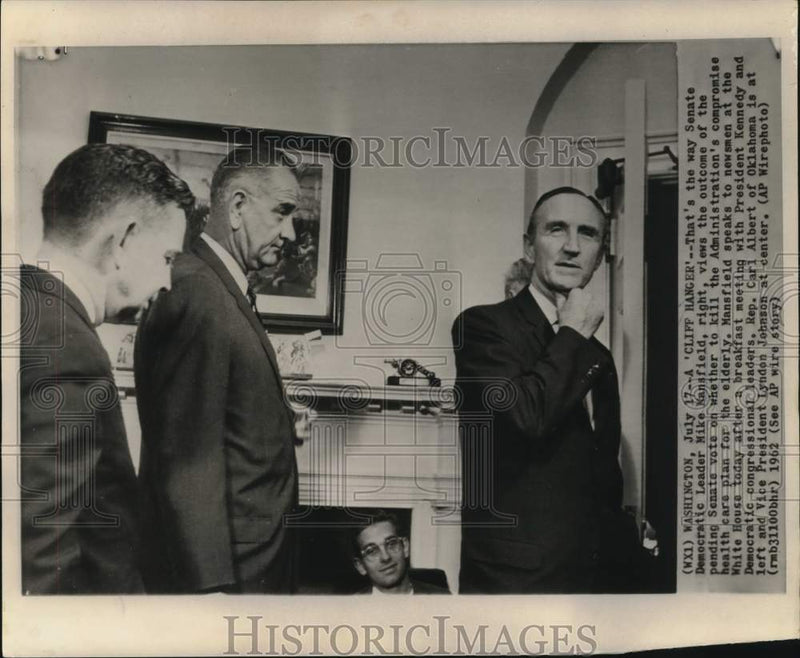 Load image into Gallery viewer, 1962 Press Photo Senate Majority Leader Mansfield and others with newsmen
