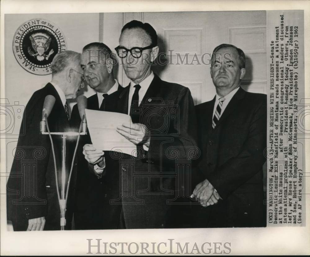 1962 Press Photo Democratic Leader Mike Mansfield and others with newsmen
