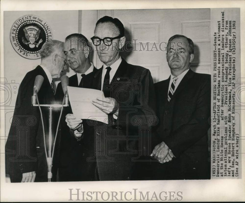 Load image into Gallery viewer, 1962 Press Photo Democratic Leader Mike Mansfield and others with newsmen
